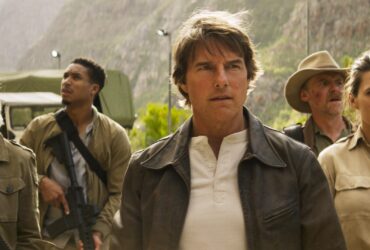 Tom Cruise como Ethan Hunt liderando sua equipe em cena de Mission: Impossible – Final Reckoning