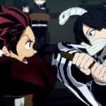 Tanjiro Kamado enfrenta Iguro Obanai em combate corpo a corpo, com ambos segurando bastões de madeira, em uma cena de treinamento intensa no estilo visual do jogo Demon Slayer -Kimetsu no Yaiba- The Hinokami Chronicles 2. Ao fundo, outros personagens observam amarrados.