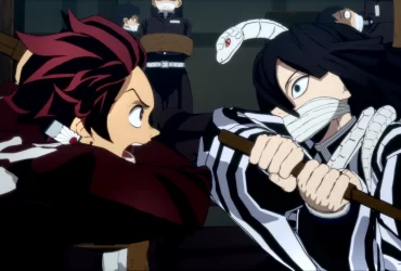 Tanjiro Kamado enfrenta Iguro Obanai em combate corpo a corpo, com ambos segurando bastões de madeira, em uma cena de treinamento intensa no estilo visual do jogo Demon Slayer -Kimetsu no Yaiba- The Hinokami Chronicles 2. Ao fundo, outros personagens observam amarrados.