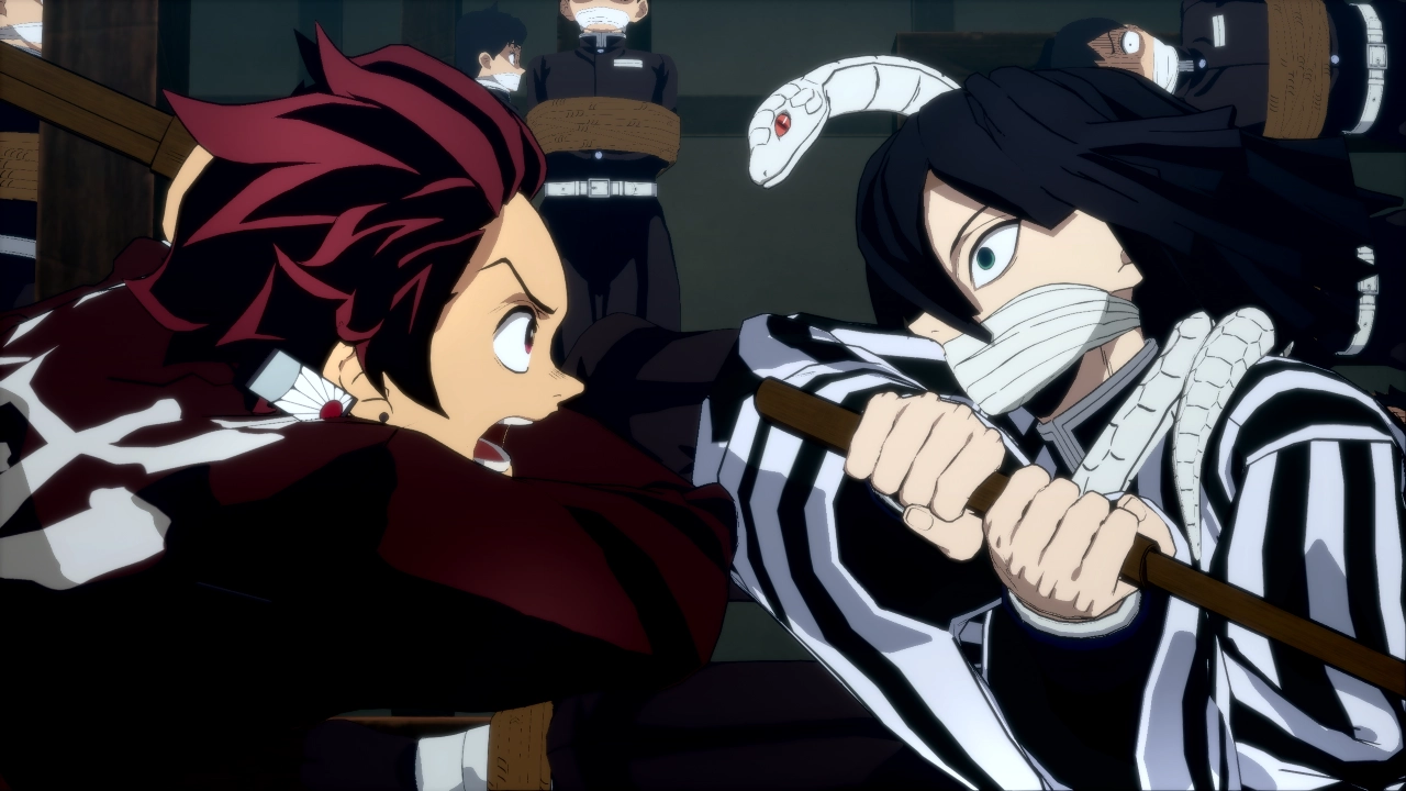 Tanjiro Kamado enfrenta Iguro Obanai em combate corpo a corpo, com ambos segurando bastões de madeira, em uma cena de treinamento intensa no estilo visual do jogo Demon Slayer -Kimetsu no Yaiba- The Hinokami Chronicles 2. Ao fundo, outros personagens observam amarrados.