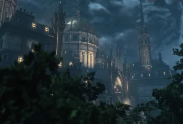 Imagem noturna de uma mansão gótica imponente, iluminada por luzes suaves, cercada por árvores e vegetação densa sob um céu tempestuoso