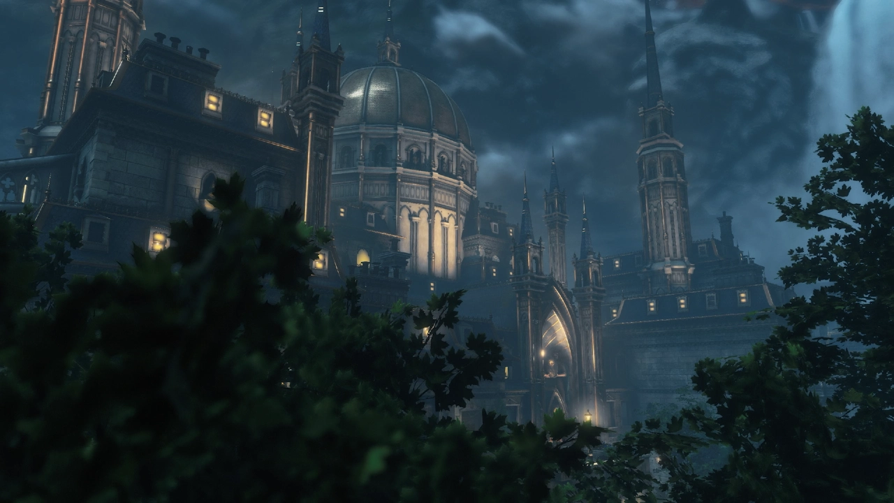 Imagem noturna de uma mansão gótica imponente, iluminada por luzes suaves, cercada por árvores e vegetação densa sob um céu tempestuoso