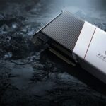 Render da GPU Moore Threads MTT S90 em ambiente escuro, destacando o design com acabamento metálico.