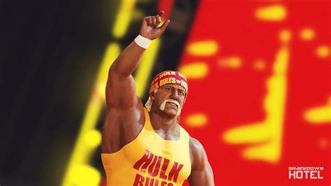 Hulk Hogan em sua versão digital no WWE 2K23, levantando o braço em entrada clássica com fundo vermelho e amarelo.