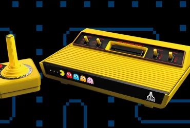 Edição especial do Atari 2600+ Pac-Man com console amarelo, joystick sem fio e LED decorativo dos fantasmas.