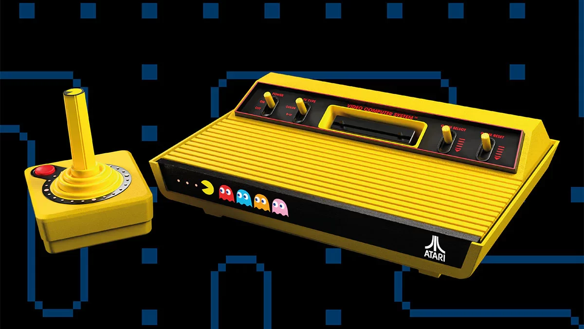 Edição especial do Atari 2600+ Pac-Man com console amarelo, joystick sem fio e LED decorativo dos fantasmas.