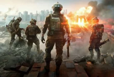 Quatro soldados armados observam uma cidade em chamas ao fundo, com explosões e fumaça cobrindo o horizonte, em uma cena de guerra intensa ao estilo de jogos de tiro modernos.