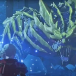 A imagem mostra dois personagens enfrentando um monstro gigantesco em um ambiente iluminado por partículas místicas. O monstro, com uma aparência feroz e esquelética, emite uma aura ameaçadora e está prestes a atacar.