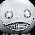 Yoko Taro usando sua icônica máscara de lua durante um evento da indústria de games.