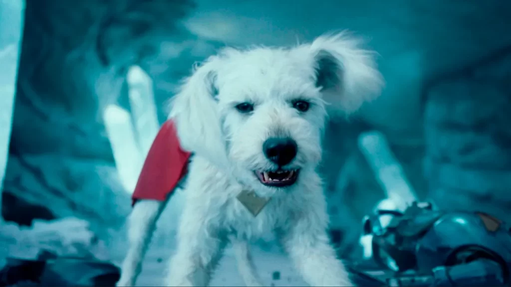 Krypto, o Supercão, em cena de ação no filme Superman (2025), usando capa vermelha