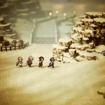 Quatro personagens caminham juntos através de um cenário nevado, com formações rochosas e uma estrada ao fundo, em um momento da nova aventura de RPG "OCTOPATH TRAVELER 0". A arte em estilo HD-2D dá um toque visual único à cena, destacando a vastidão do mundo de Orsterra