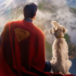 Superman e Krypto observam o horizonte em cena do filme Superman (2025)