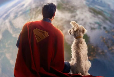 Superman e Krypto observam o horizonte em cena do filme Superman (2025)