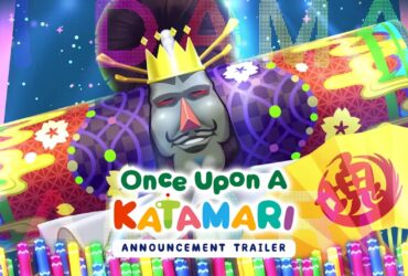 Imagem colorida do trailer de anúncio de 'Once Upon A Katamari', com o Rei do Cosmos, personagem principal da franquia, ao centro. Ele está usando uma coroa e rodeado por padrões vibrantes e elementos gráficos, como tubos coloridos e uma leque com símbolos japoneses. O nome do jogo aparece em letras grandes e coloridas no centro da imagem, com o texto 'Anúncio Trailer' abaixo.