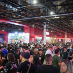Grande público visita os estandes da Nintendo e outras marcas durante a Brasil Game Show, em São Paulo. A foto mostra corredores lotados com visitantes, cosplayers e jogadores experimentando lançamentos.