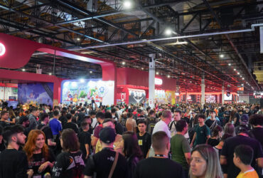 Grande público visita os estandes da Nintendo e outras marcas durante a Brasil Game Show, em São Paulo. A foto mostra corredores lotados com visitantes, cosplayers e jogadores experimentando lançamentos.