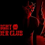 Arte promocional de Midnight Murder Club, mostrando uma figura mascarada com chifres e terno segurando um revólver, enquanto outra personagem armada aparece ao fundo em um ambiente iluminado em vermelho.