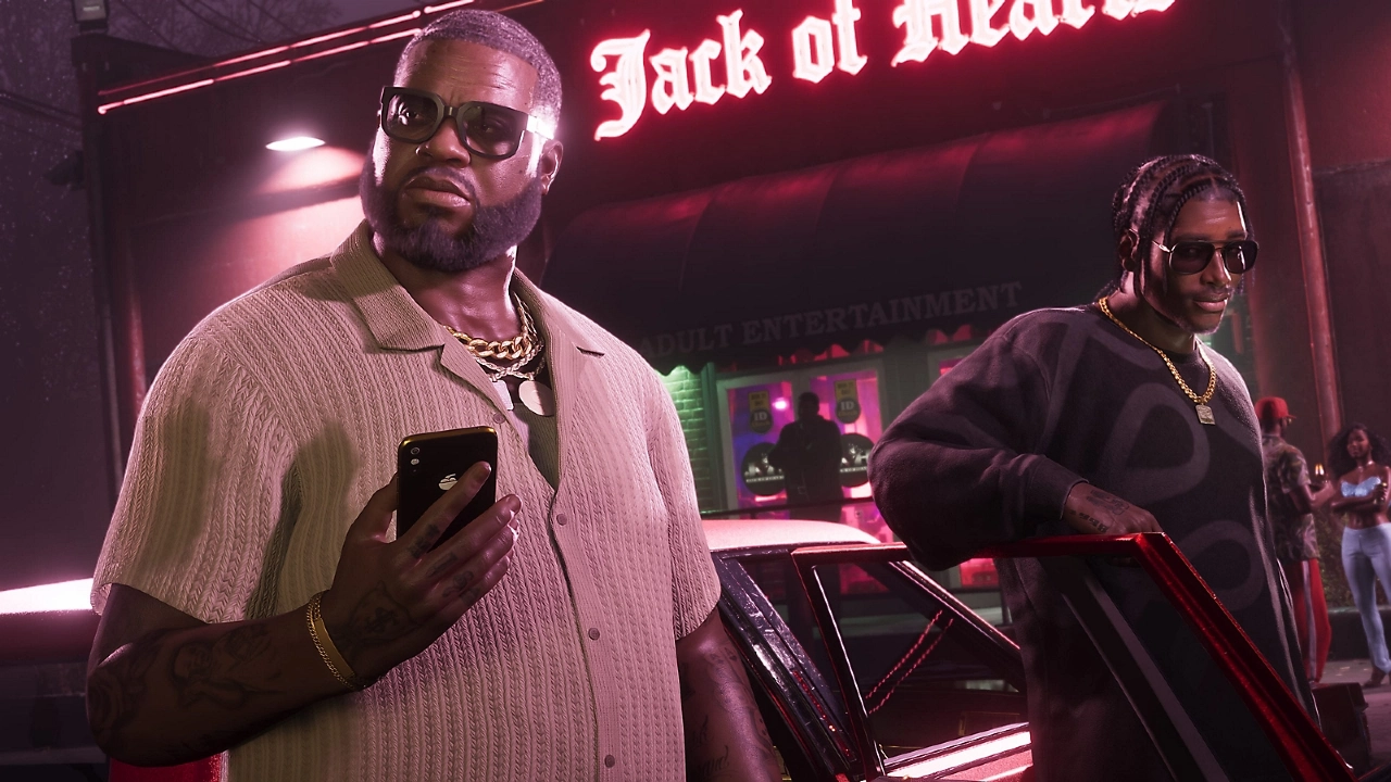 Cena de GTA VI com dois personagens masculinos usando correntes de ouro e óculos escuros, em frente a um clube chamado "Jack of Hearts", com iluminação noturna em tons de rosa neon.