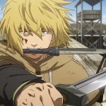 Thorfinn de Vinland Saga empunhando duas facas em um cenário de batalha, com olhar determinado.