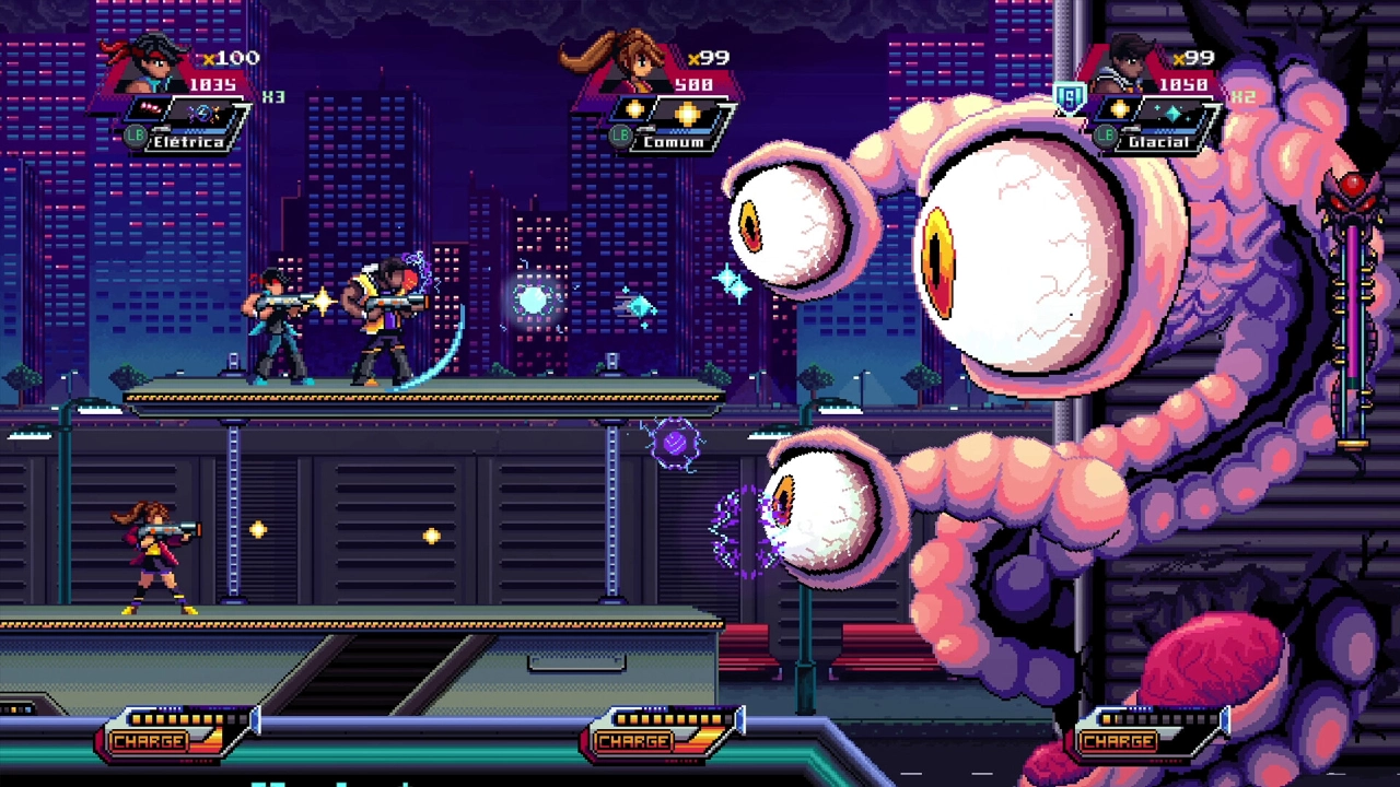 Cena de gameplay de Alien Strike: Blasting Intruders mostra três personagens armados enfrentando um chefe gigante com olhos enormes e tentáculos em um cenário urbano pixelado à noite.