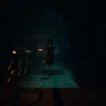 Figura sombria de uma mulher com vestido escuro e cabelo cobrindo parte do rosto caminha em um corredor escuro e empoeirado, segurando um urso de pelúcia em uma das mãos. A cena tem iluminação baixa e atmosfera de terror.