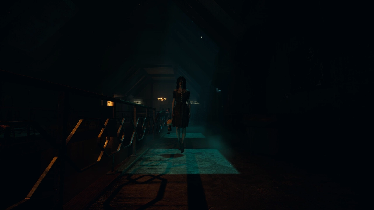 Figura sombria de uma mulher com vestido escuro e cabelo cobrindo parte do rosto caminha em um corredor escuro e empoeirado, segurando um urso de pelúcia em uma das mãos. A cena tem iluminação baixa e atmosfera de terror.