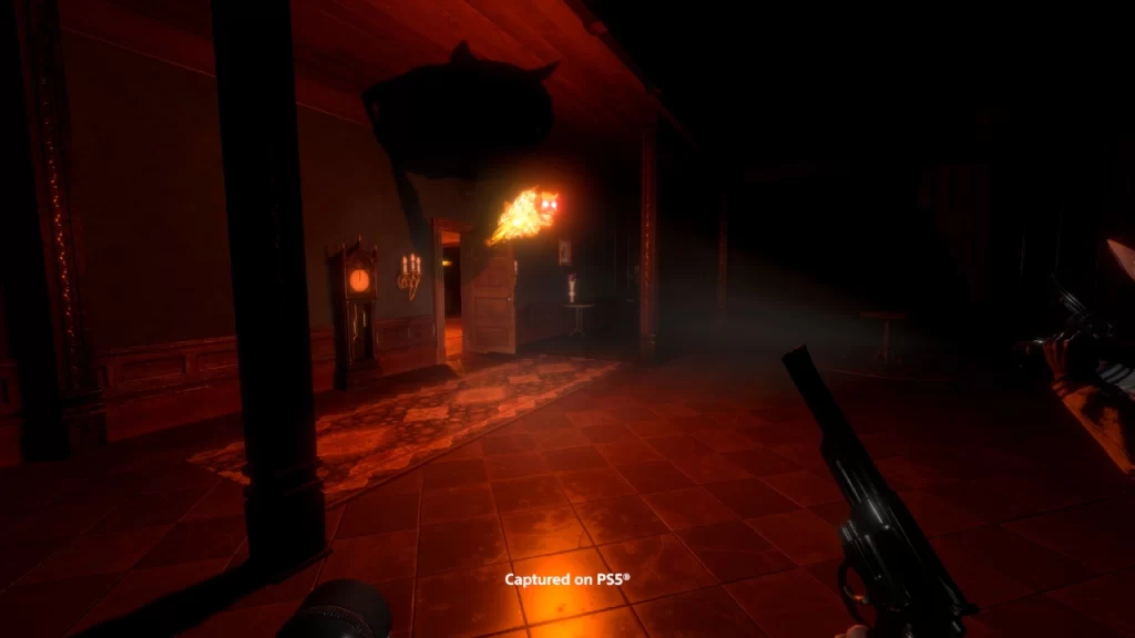 Cena de gameplay de Midnight Murder Club no PS5 mostrando um jogador armado com revólver enfrentando uma caveira flamejante que flutua em um corredor escuro da mansão.