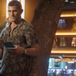 Personagem Jason olhando celular em GTA 6