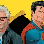 Ilustração em estilo de quadrinhos mostrando James Gunn ao lado do Superman. Gunn aparece com cabelos brancos, barba e óculos, vestindo camiseta da DC e jaqueta aberta. Superman está sorridente, de braços cruzados, usando seu traje clássico azul e capa vermelha, com o icônico “S” no peito. O fundo é amarelo vibrante com detalhes gráficos em preto.