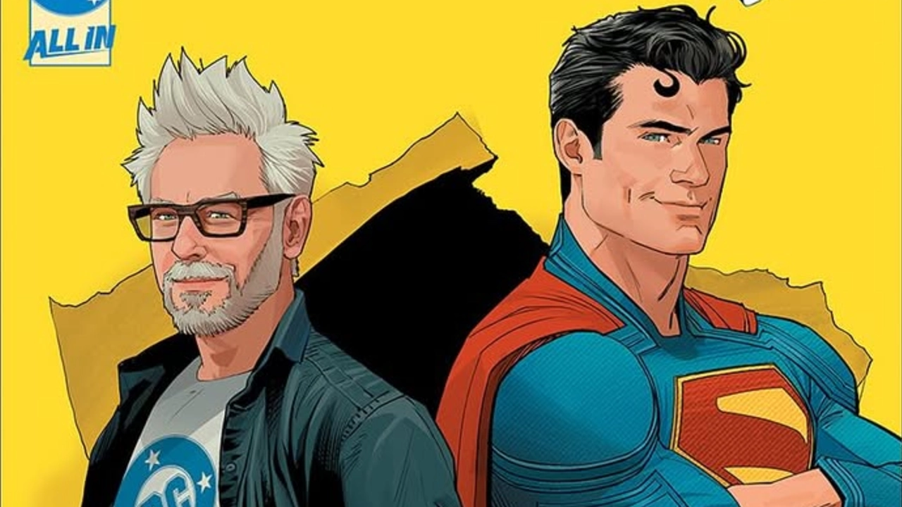 Ilustração em estilo de quadrinhos mostrando James Gunn ao lado do Superman. Gunn aparece com cabelos brancos, barba e óculos, vestindo camiseta da DC e jaqueta aberta. Superman está sorridente, de braços cruzados, usando seu traje clássico azul e capa vermelha, com o icônico “S” no peito. O fundo é amarelo vibrante com detalhes gráficos em preto.
