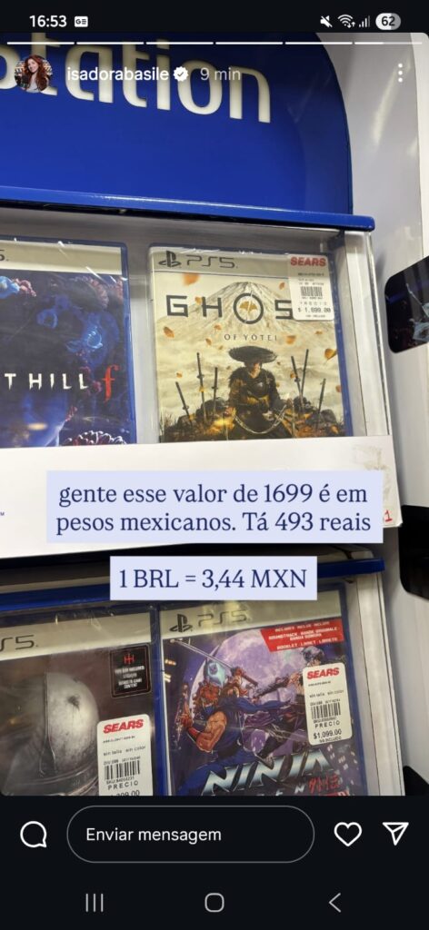 Foto de prateleira da loja Sears no México mostrando o jogo Ghost of Yotei para PS5 por 1.699 pesos mexicanos, com explicação de Isadora Basile sobre o preço em reais.