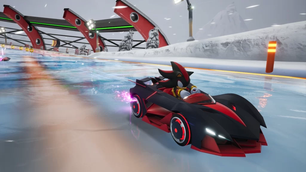 Shadow the Hedgehog pilota um carro preto e vermelho em alta velocidade sobre uma pista congelada em Sonic Racing: CrossWorlds. O cenário mostra montanhas cobertas de neve e estruturas futuristas ao fundo.