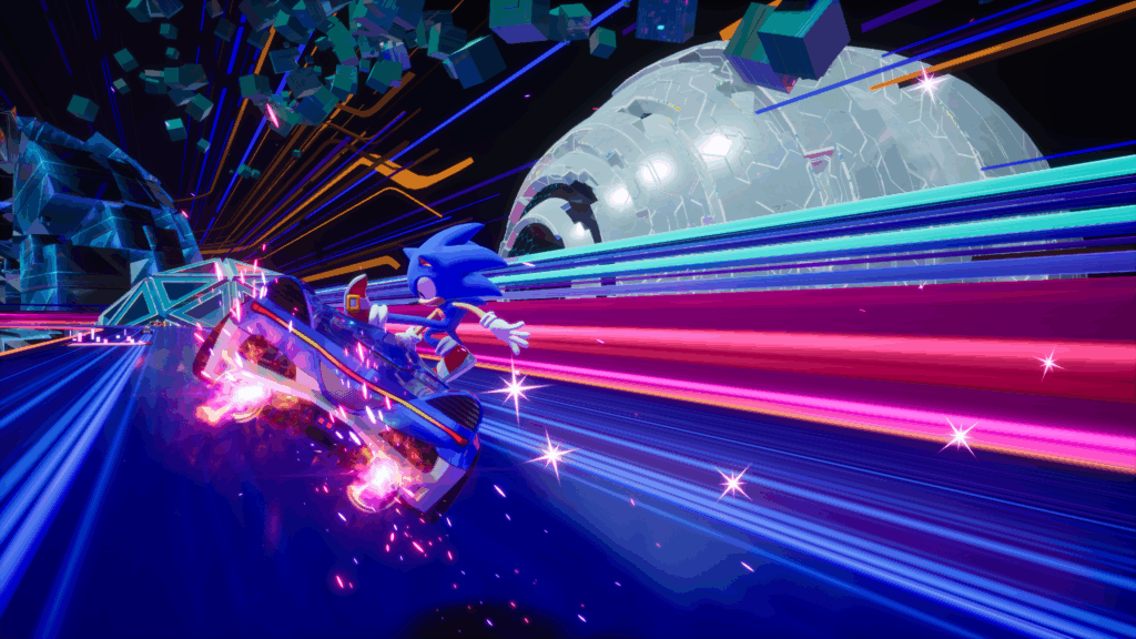 Sonic pilota um carro futurista em alta velocidade por uma pista digital iluminada com faixas de luz rosa, azul e roxa, enquanto o cenário mostra cubos flutuando e uma enorme esfera metálica ao fundo.