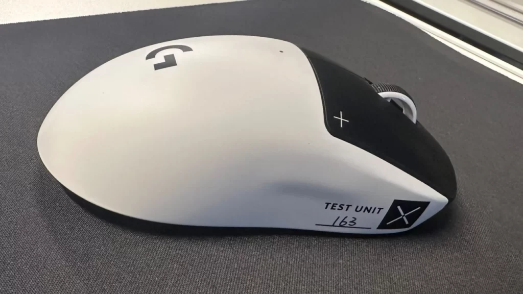 Mouse Logitech G PRO X2 SUPERSTRIKE em versão de teste, exibido em superfície preta, com marcações “TEST UNIT” e número de série manuscrito na lateral.