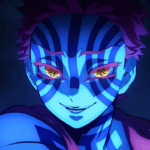 Akaza em Demon Slayer, com pele azul listrada e olhos amarelos brilhantes, em pose intensa dentro do Castelo Infinito.