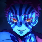 Akaza em Demon Slayer, com pele azul listrada e olhos amarelos brilhantes, em pose intensa dentro do Castelo Infinito.
