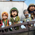 Personagens de Dragon Quest VII Reimagined observam animados o horizonte a bordo de um navio, com estilo visual artesanal em 3D.