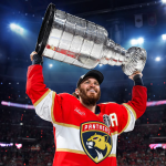 Jogador levantando o troféu no NHL 26 durante a celebração da vitória.