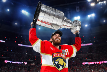 Jogador levantando o troféu no NHL 26 durante a celebração da vitória.