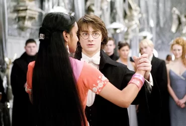 Cena de Harry Potter e o Cálice de Fogo mostrando Harry dançando no Baile de Inverno, inspirado no Torneio Tribruxo, ao lado de outros estudantes em trajes de gala.