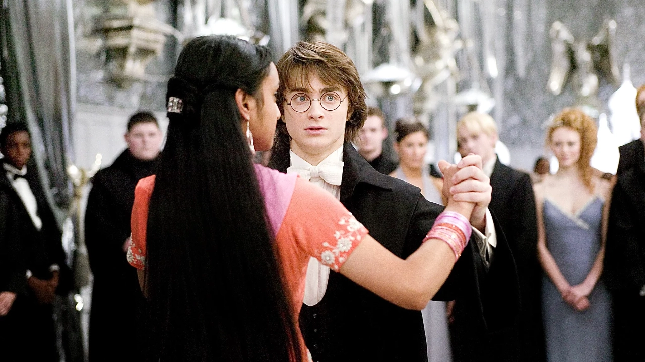 Cena de Harry Potter e o Cálice de Fogo mostrando Harry dançando no Baile de Inverno, inspirado no Torneio Tribruxo, ao lado de outros estudantes em trajes de gala.