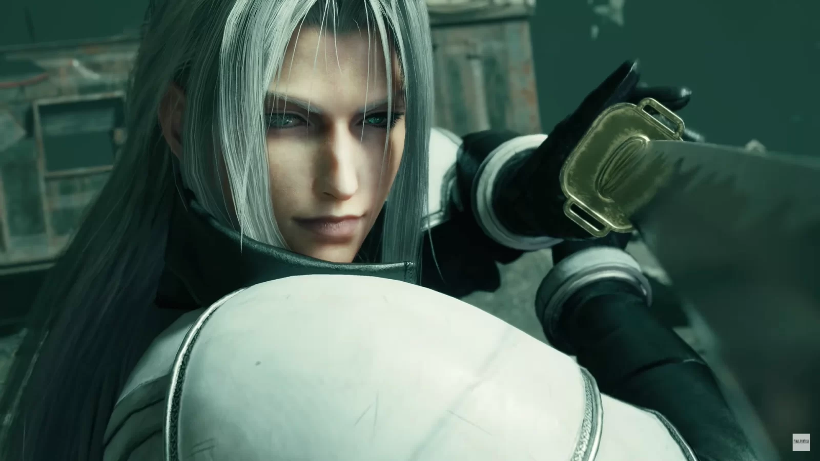 Sephiroth encara com intensidade segurando sua espada Masamune em cena de Final Fantasy VII Remake Intergrade.
