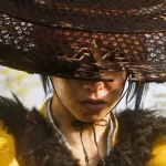 Personagem samurai do jogo Ghost of Yotei para PlayStation 5 em destaque, com chapéu tradicional e cenário de batalha ao fundo.