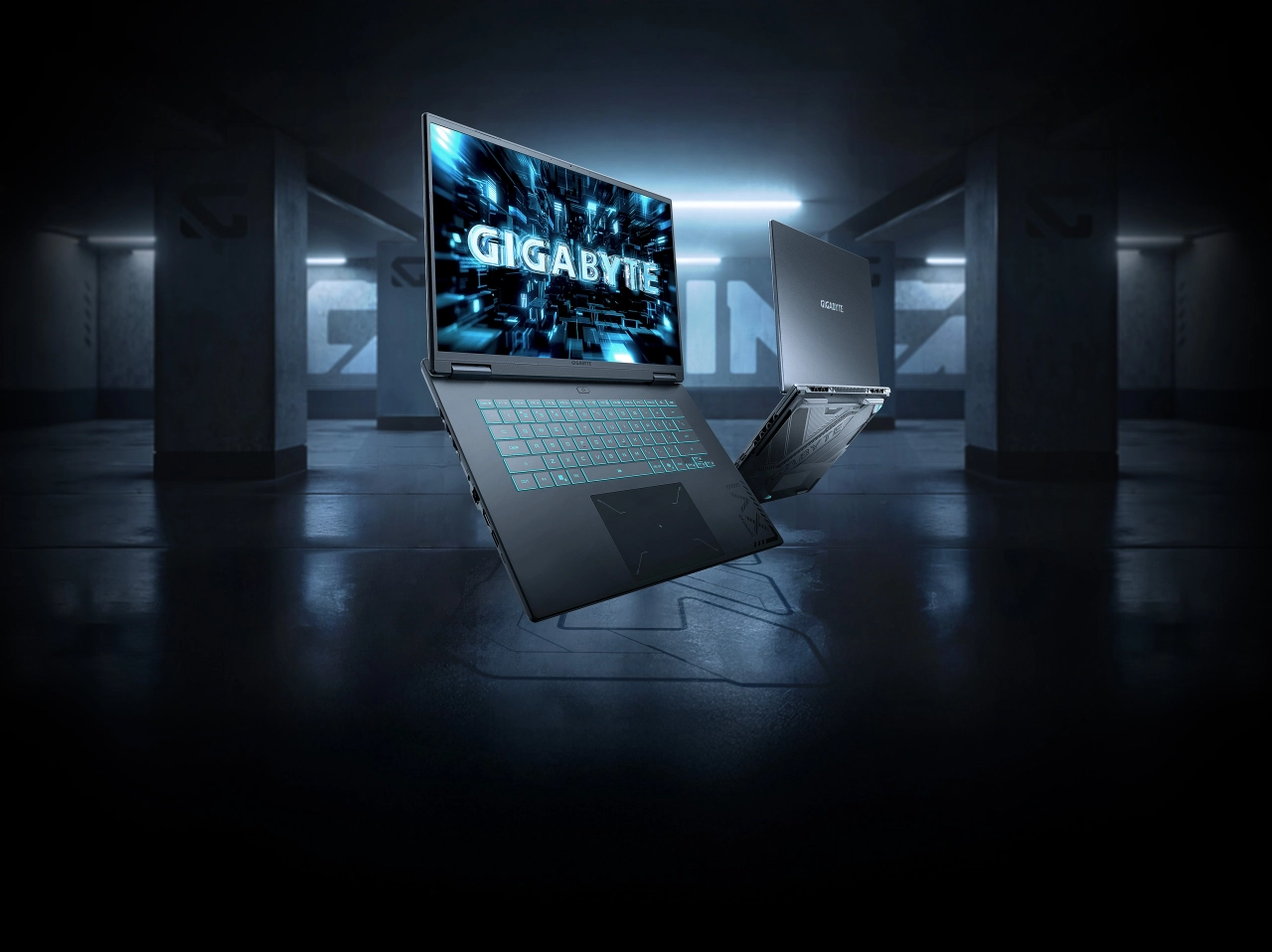 Notebook gamer GIGABYTE Gaming A16 com GeForce RTX série 50 exibido em ambiente futurista, destacando design moderno e teclado retroiluminado.