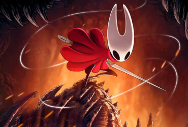 Hornet em pose de combate em Hollow Knight: Silksong, sobre criatura com cenário flamejante ao fundo.