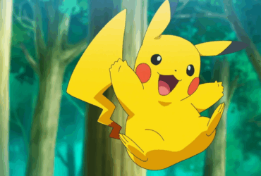 Pikachu sorridente em uma floresta, personagem mais famoso da franquia Pokémon.
