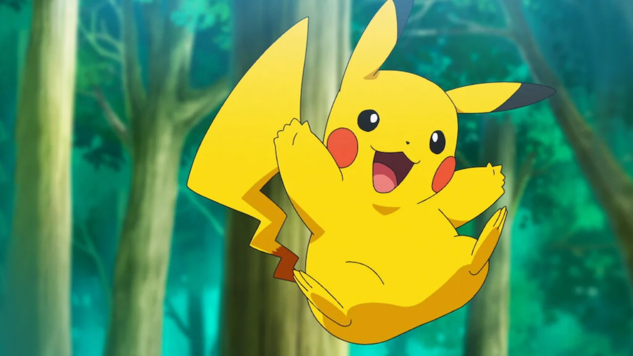 Pikachu sorridente em uma floresta, personagem mais famoso da franquia Pokémon.