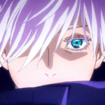 Satoru Gojo em close, mostrando seus olhos azuis brilhantes e cabelos brancos, em cena de Jujutsu Kaisen.