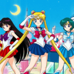 As guerreiras Sailor Moon em frente à cidade iluminada, representando os animes que marcaram a infância no Brasil.