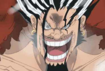 Vilão de One Piece em cena intensa, com olhar ameaçador e sorriso marcante, representando a tensão da saga final do anime.